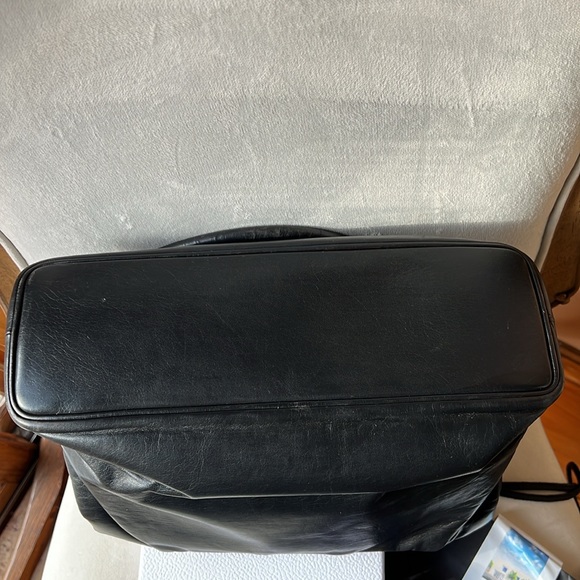 Chanel Authentic Vintage Leather Monogrammed CC leather handbag - Picture 7 of 17